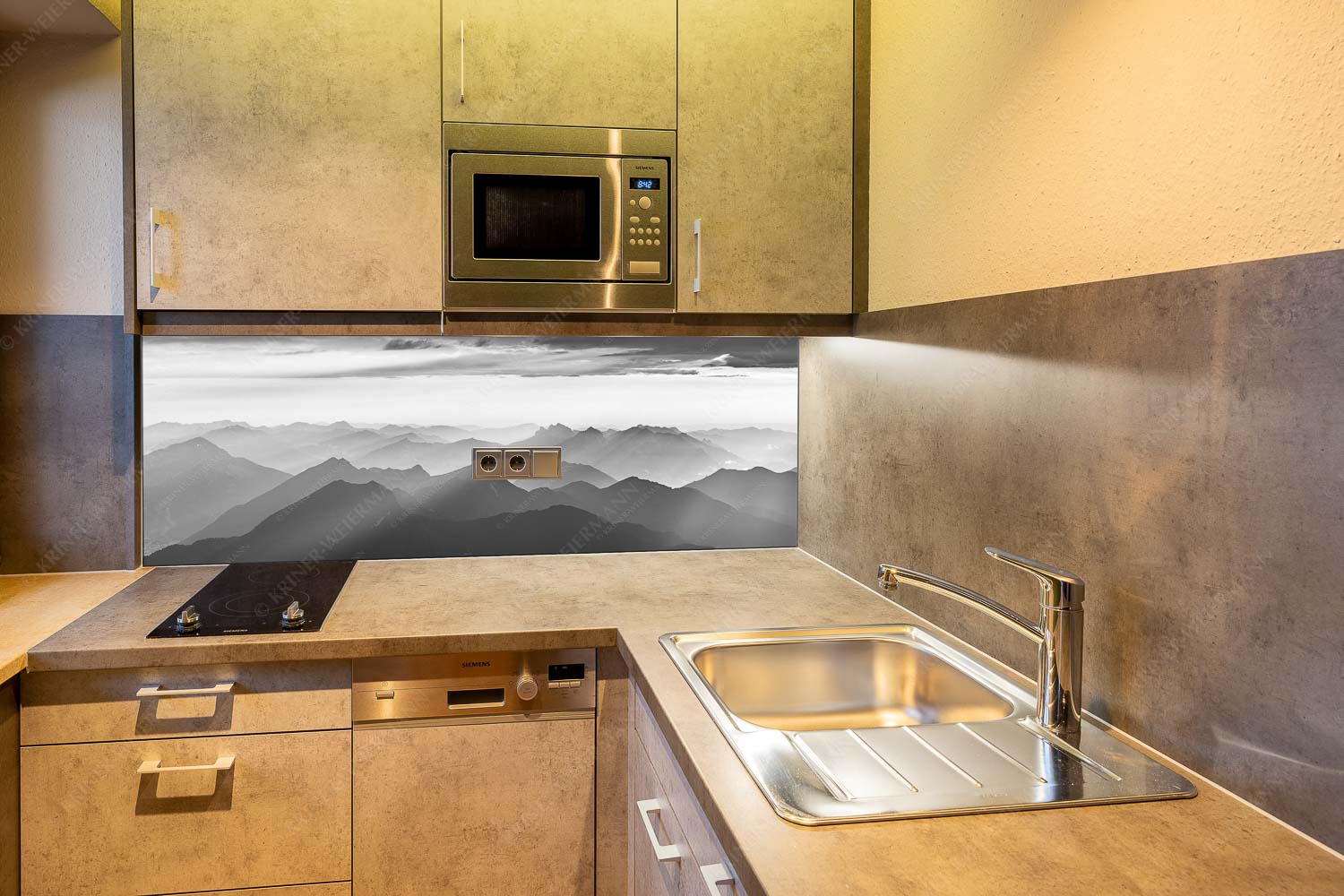 Shining – Küchenrückwand – Größe ca. 150x60cm, Seitenverhältnis 2,5:1 — Silhouetten Abendstimmung auf der Zugspitze Blick von der Zugspitze über Thannheimer Berge in den Sonnenuntergang - Shining - Küchenrückwand - Größe ca. 150x60cm, Seitenverhältnis 2,5:1 - Silhouetten Abendstimmung auf der Zugspitze - weitere Infos unter https://www.kriner-weiermann.de