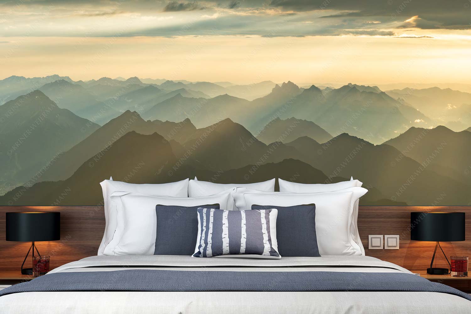 Shining – Fototapete – Größe ca. 350x140cm, Seitenverhältnis 2,5:1 — Silhouetten Abendstimmung auf der Zugspitze Blick von der Zugspitze über Thannheimer Berge in den Sonnenuntergang - Shining - Fototapete - Größe ca. 350x140cm, Seitenverhältnis 2,5:1 - Silhouetten Abendstimmung auf der Zugspitze - weitere Infos unter https://www.kriner-weiermann.de