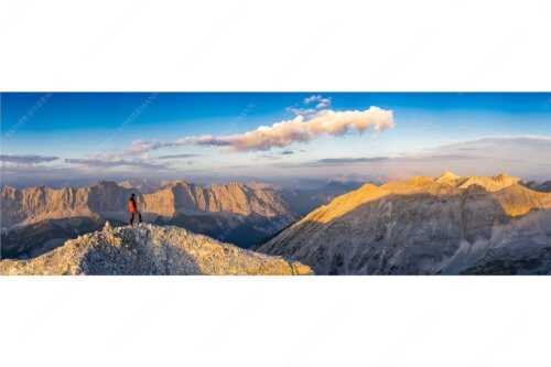 Erstes Licht an der Birkkarspitze im Karwendelgebirge - Sich beeindrucken lassen II - Seitenverhältnis 3:1 - Bergsteiger im Karwendel - weitere Infos unter https://www.kriner-weiermann.de