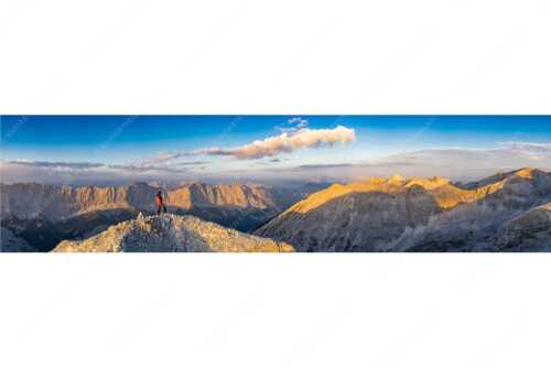 Erstes Licht an der Birkkarspitze im Karwendelgebirge - Sich beeindrucken lassen II - Seitenverhältnis 4:1 - Bergsteiger im Karwendel - weitere Infos unter https://www.kriner-weiermann.de