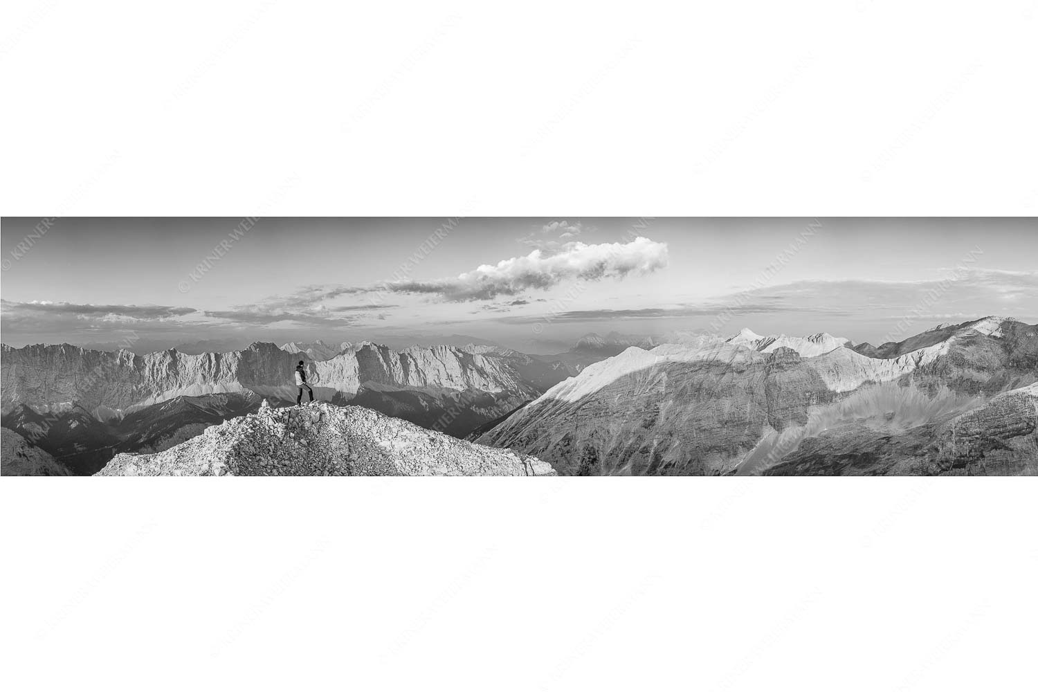 Sich beeindrucken lassen II – Seitenverhältnis 4:1 — Bergsteiger im Karwendel Erstes Licht an der Birkkarspitze im Karwendelgebirge