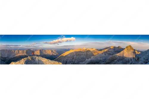 Erstes Licht an der Birkkarspitze im Karwendelgebirge - Sich beeindrucken lassen II - Seitenverhältnis 5:1 - Bergsteiger im Karwendel - weitere Infos unter https://www.kriner-weiermann.de