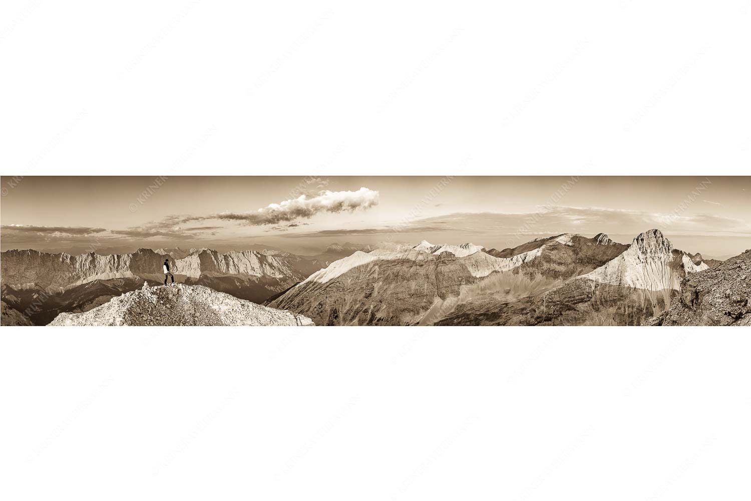 Sich beeindrucken lassen II – Seitenverhältnis 5:1 — Bergsteiger im Karwendel Erstes Licht an der Birkkarspitze im Karwendelgebirge