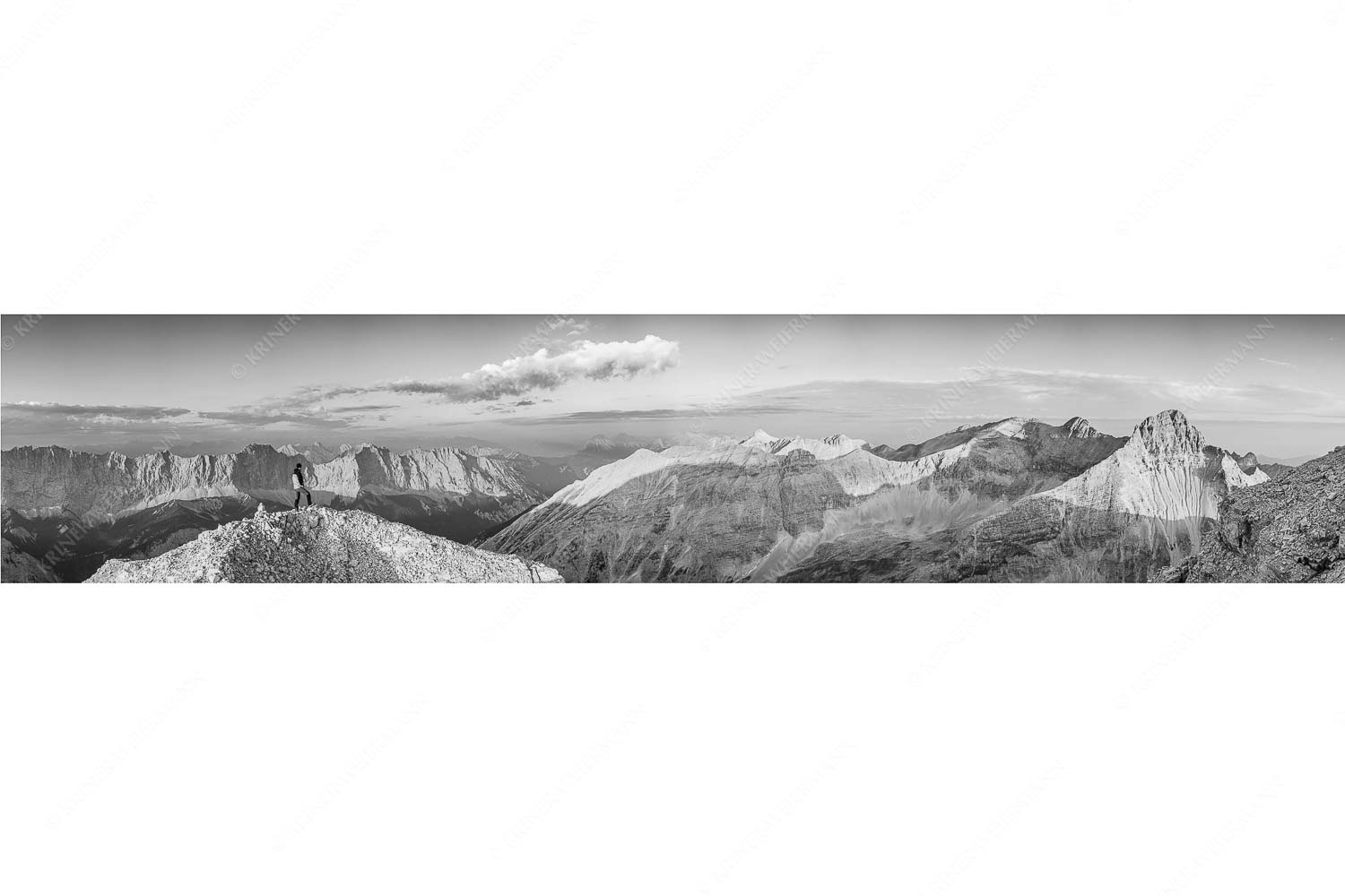Sich beeindrucken lassen II – Seitenverhältnis 5:1 — Bergsteiger im Karwendel Erstes Licht an der Birkkarspitze im Karwendelgebirge