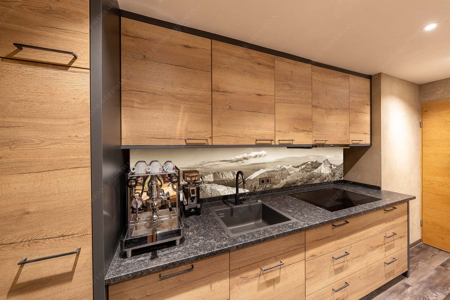 Sich beeindrucken lassen II – Größe ca. 270x54cm, Seitenverhältnis 5:1 — Bergsteiger im Karwendel Erstes Licht an der Birkkarspitze im Karwendelgebirge - Sich beeindrucken lassen II - Größe ca. 270x54cm, Seitenverhältnis 5:1 - Bergsteiger im Karwendel - weitere Infos unter https://www.kriner-weiermann.de