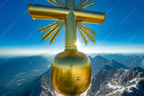 Zugspitzgipfelkreuz mit Jubiläumsgrat und Blick nach Garmisch-Partenkirchen - sKreiz - Seitenverhältnis 3:2 - Gipfelkreuz der Zugspitze - weitere Infos unter https://www.kriner-weiermann.de