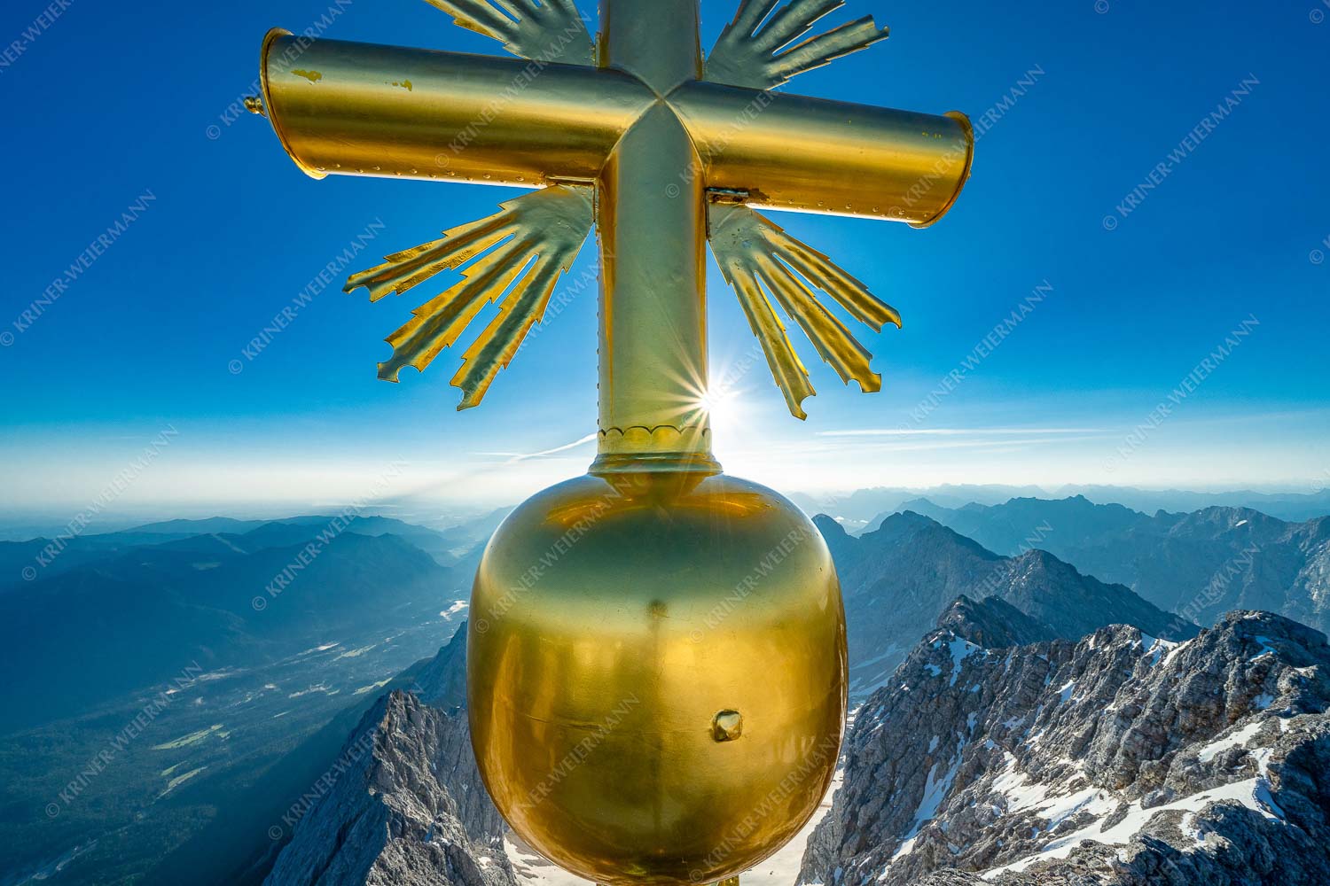 sKreiz – Seitenverhältnis 3:2 — Gipfelkreuz der Zugspitze Zugspitzgipfelkreuz mit Jubiläumsgrat und Blick nach Garmisch-Partenkirchen