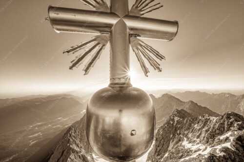 Zugspitzgipfelkreuz mit Jubiläumsgrat und Blick nach Garmisch-Partenkirchen - sKreiz - Seitenverhältnis 3:2 - Gipfelkreuz der Zugspitze - weitere Infos unter https://www.kriner-weiermann.de