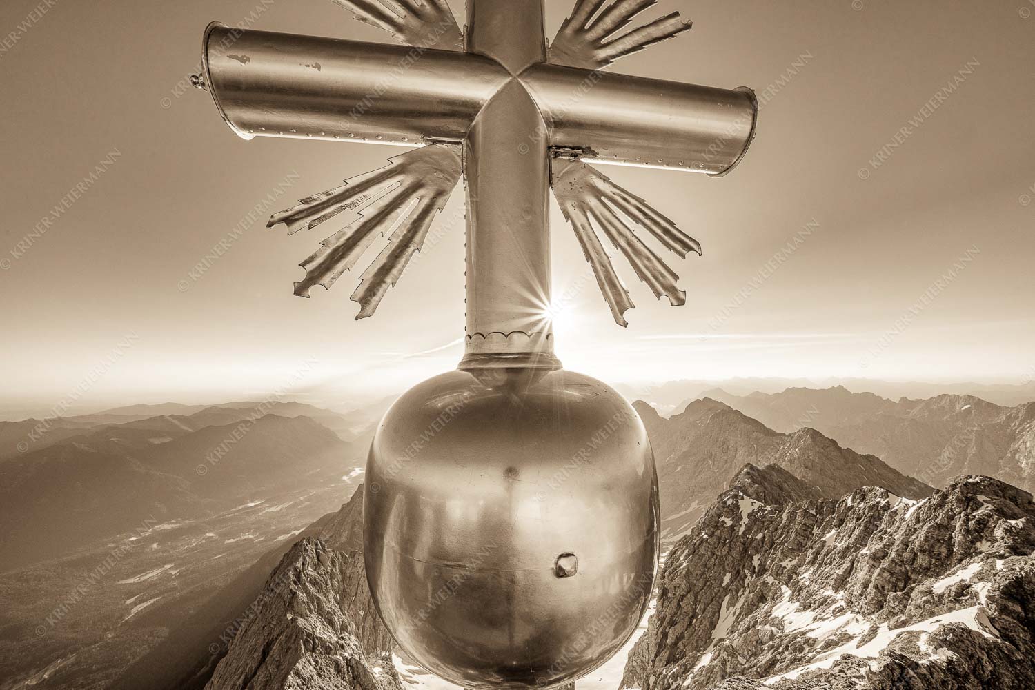 sKreiz – Seitenverhältnis 3:2 — Gipfelkreuz der Zugspitze Zugspitzgipfelkreuz mit Jubiläumsgrat und Blick nach Garmisch-Partenkirchen