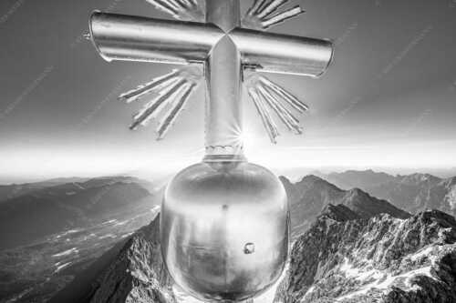 Zugspitzgipfelkreuz mit Jubiläumsgrat und Blick nach Garmisch-Partenkirchen - sKreiz - Seitenverhältnis 3:2 - Gipfelkreuz der Zugspitze - weitere Infos unter https://www.kriner-weiermann.de