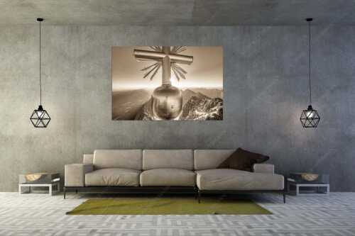 Zugspitzgipfelkreuz mit Jubiläumsgrat und Blick nach Garmisch-Partenkirchen - sKreiz - Größe ca. 180x120cm, Seitenverhältnis 3:2 - Gipfelkreuz der Zugspitze - weitere Infos unter https://www.kriner-weiermann.de