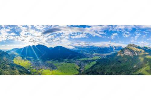 Blick über das Loisachtal und Garmisch-Partenkirchen ins Wettersteingebirge - sLoisachtal - Seitenverhältnis 3:1 - Farchant Burgrain und Garmisch-Partenkirchen - weitere Infos unter https://www.kriner-weiermann.de