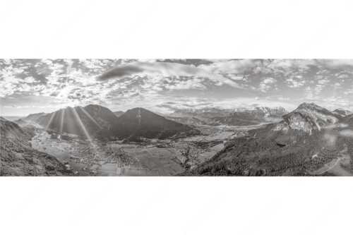 Blick über das Loisachtal und Garmisch-Partenkirchen ins Wettersteingebirge - sLoisachtal - Seitenverhältnis 3:1 - Farchant Burgrain und Garmisch-Partenkirchen - weitere Infos unter https://www.kriner-weiermann.de