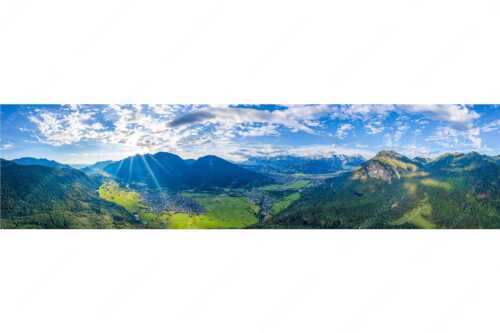 Blick über das Loisachtal und Garmisch-Partenkirchen ins Wettersteingebirge - sLoisachtal - Seitenverhältnis 4:1 - Farchant Burgrain und Garmisch-Partenkirchen - weitere Infos unter https://www.kriner-weiermann.de