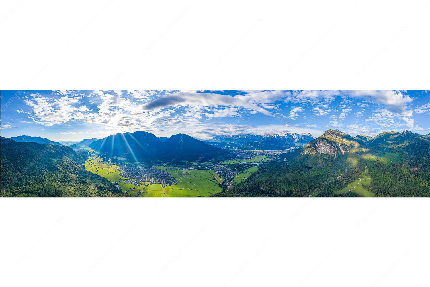 Blick über das Loisachtal und Garmisch-Partenkirchen ins Wettersteingebirge