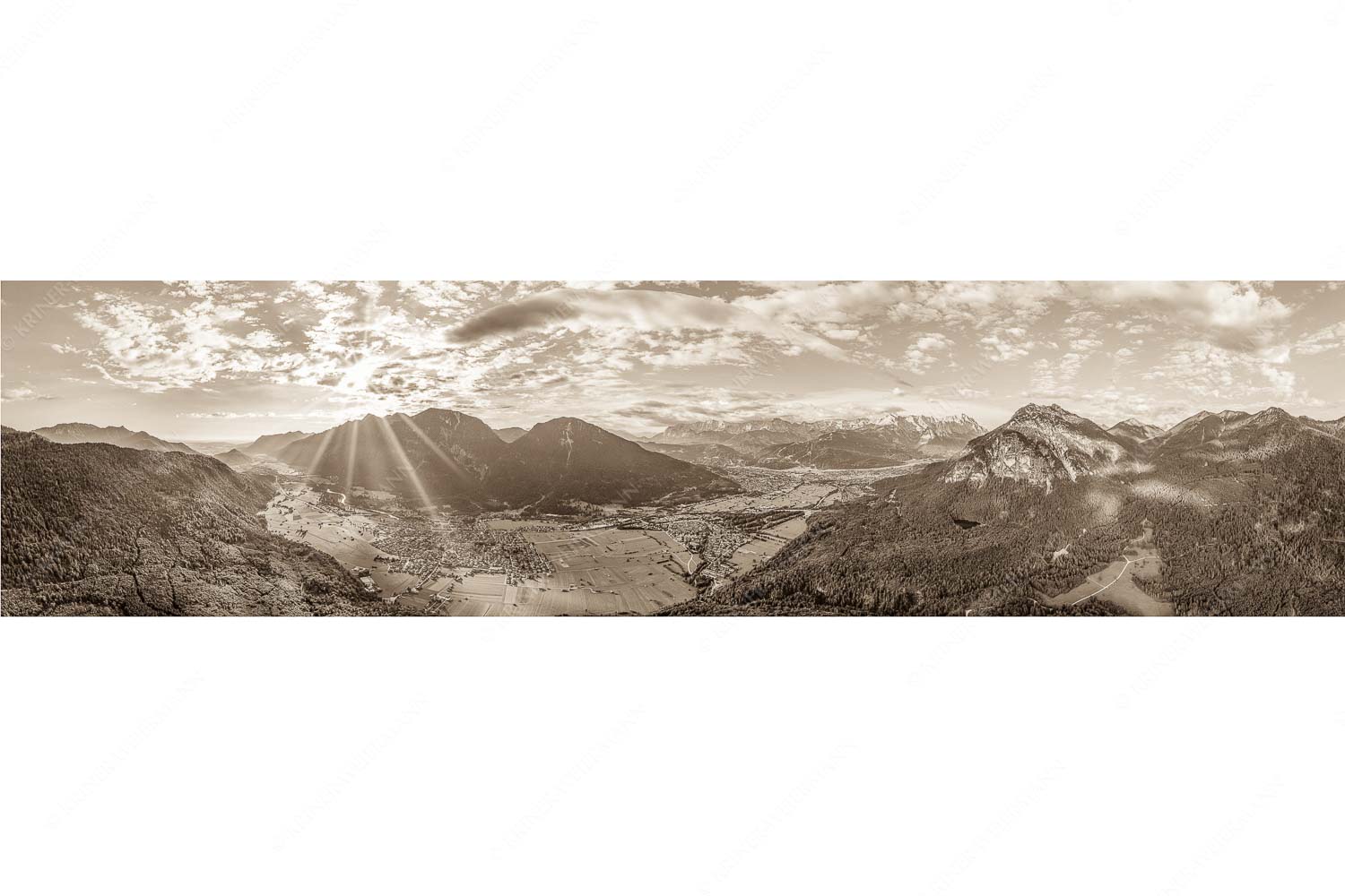 Blick über das Loisachtal und Garmisch-Partenkirchen ins Wettersteingebirge