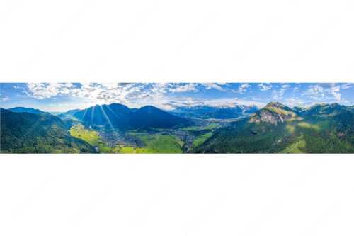Blick über das Loisachtal und Garmisch-Partenkirchen ins Wettersteingebirge - sLoisachtal - Seitenverhältnis 5:1 - Farchant Burgrain und Garmisch-Partenkirchen - weitere Infos unter https://www.kriner-weiermann.de