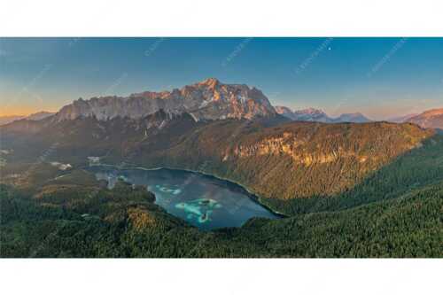 Blick über Eibsee zur Zugspitze - Smaragd - Seitenverhältnis 2:1 - Eibsee mit Zugspitze und Grainau - weitere Infos unter https://www.kriner-weiermann.de