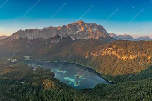 Blick über Eibsee zur Zugspitze - Smaragd - Seitenverhältnis 3:2 - Eibsee mit Zugspitze und Grainau - weitere Infos unter https://www.kriner-weiermann.de