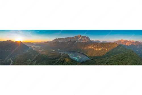 Blick über Eibsee zur Zugspitze - Smaragd - Seitenverhältnis 4:1 - Eibsee mit Zugspitze und Grainau - weitere Infos unter https://www.kriner-weiermann.de