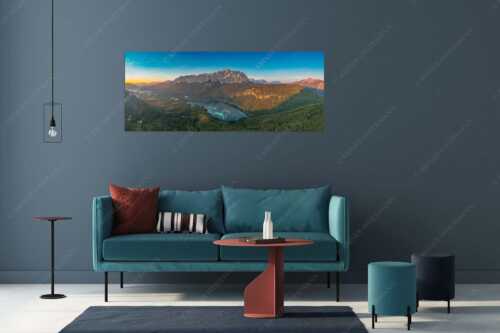 Blick über Eibsee zur Zugspitze - Smaragd - Größe ca. 175x70cm, Seitenverhältnis 2,5:1 - Eibsee mit Zugspitze und Grainau - weitere Infos unter https://www.kriner-weiermann.de