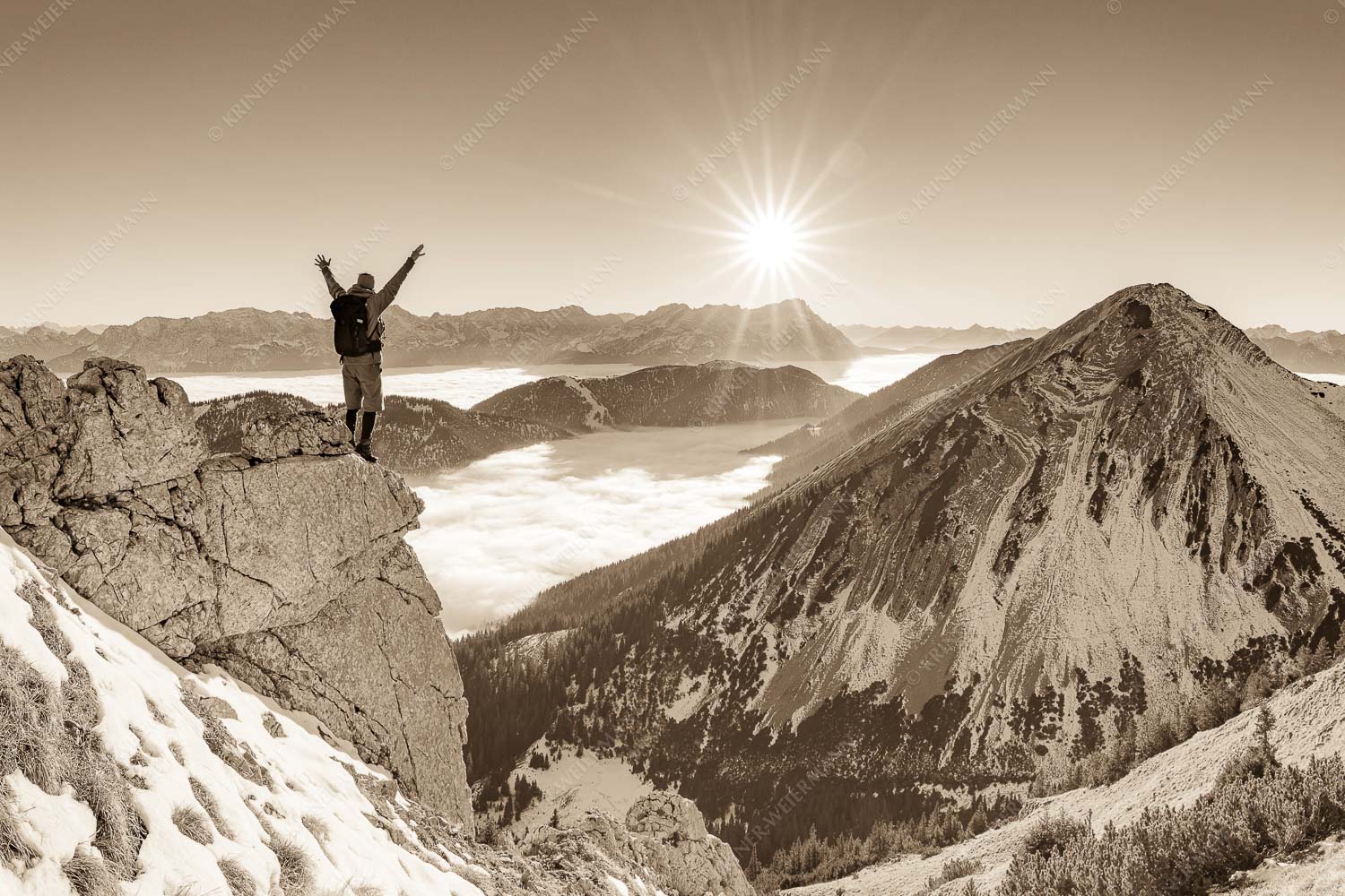 So a Freid – Seitenverhältnis 3:2 — Bergsteiger am Krottenkopf Blick auf den Bischof und Sonnenuntergang an der Zugspitze