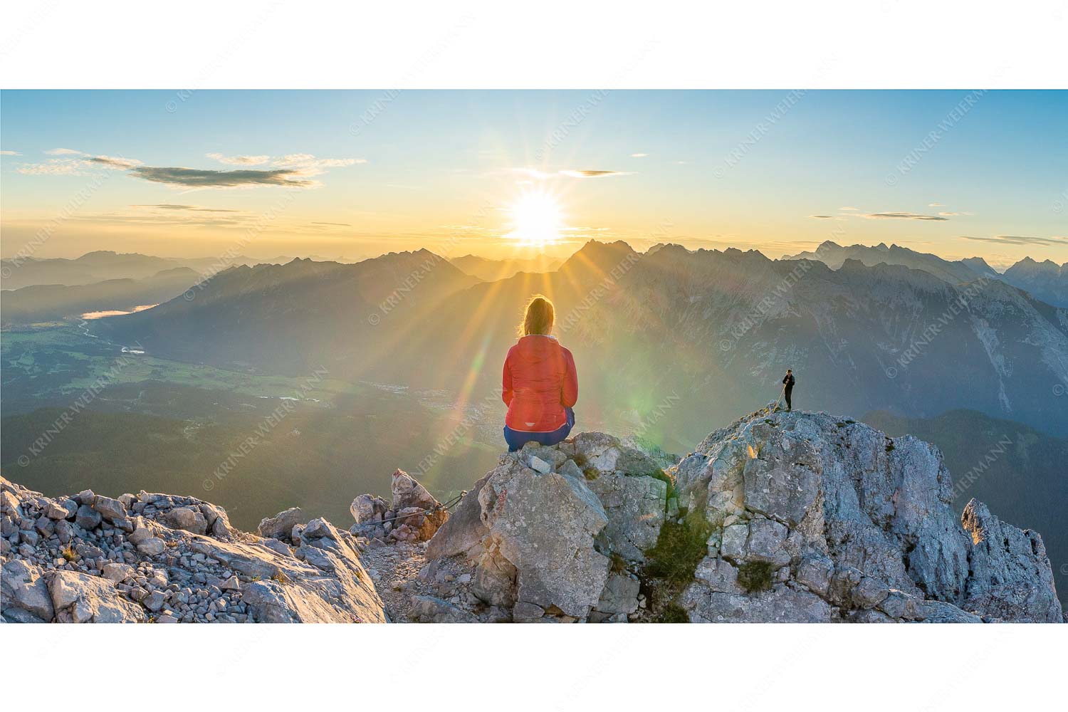 Sonnenanbeter – Seitenverhältnis 2:1 — Bergsteiger auf der Wettersteinspitze Blick übers Obere Isartal in den Sonnenaufgang im Karwendel