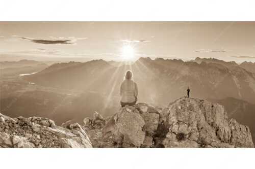 Blick übers Obere Isartal in den Sonnenaufgang im Karwendel - Sonnenanbeter - Seitenverhältnis 2:1 - Bergsteiger auf der Wettersteinspitze - weitere Infos unter https://www.kriner-weiermann.de