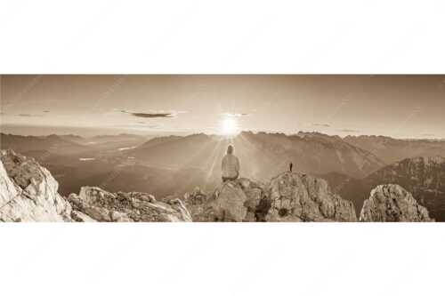 Blick übers Obere Isartal in den Sonnenaufgang im Karwendel - Sonnenanbeter - Seitenverhältnis 3:1 - Bergsteiger auf der Wettersteinspitze - weitere Infos unter https://www.kriner-weiermann.de