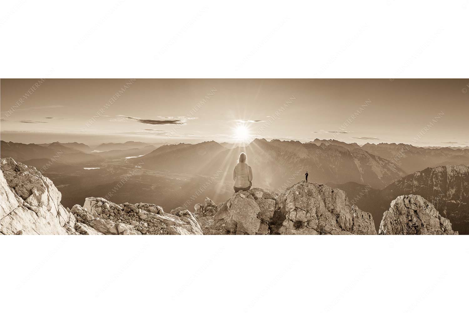 Sonnenanbeter – Seitenverhältnis 3:1 — Bergsteiger auf der Wettersteinspitze Blick übers Obere Isartal in den Sonnenaufgang im Karwendel