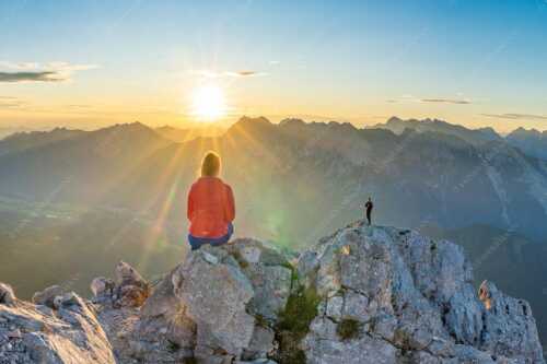Blick übers Obere Isartal in den Sonnenaufgang im Karwendel - Sonnenanbeter - Seitenverhältnis 3:2 - Bergsteiger auf der Wettersteinspitze - weitere Infos unter https://www.kriner-weiermann.de