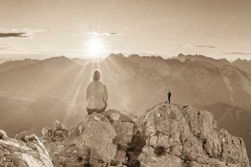 Blick übers Obere Isartal in den Sonnenaufgang im Karwendel - Sonnenanbeter - Seitenverhältnis 3:2 - Bergsteiger auf der Wettersteinspitze - weitere Infos unter https://www.kriner-weiermann.de