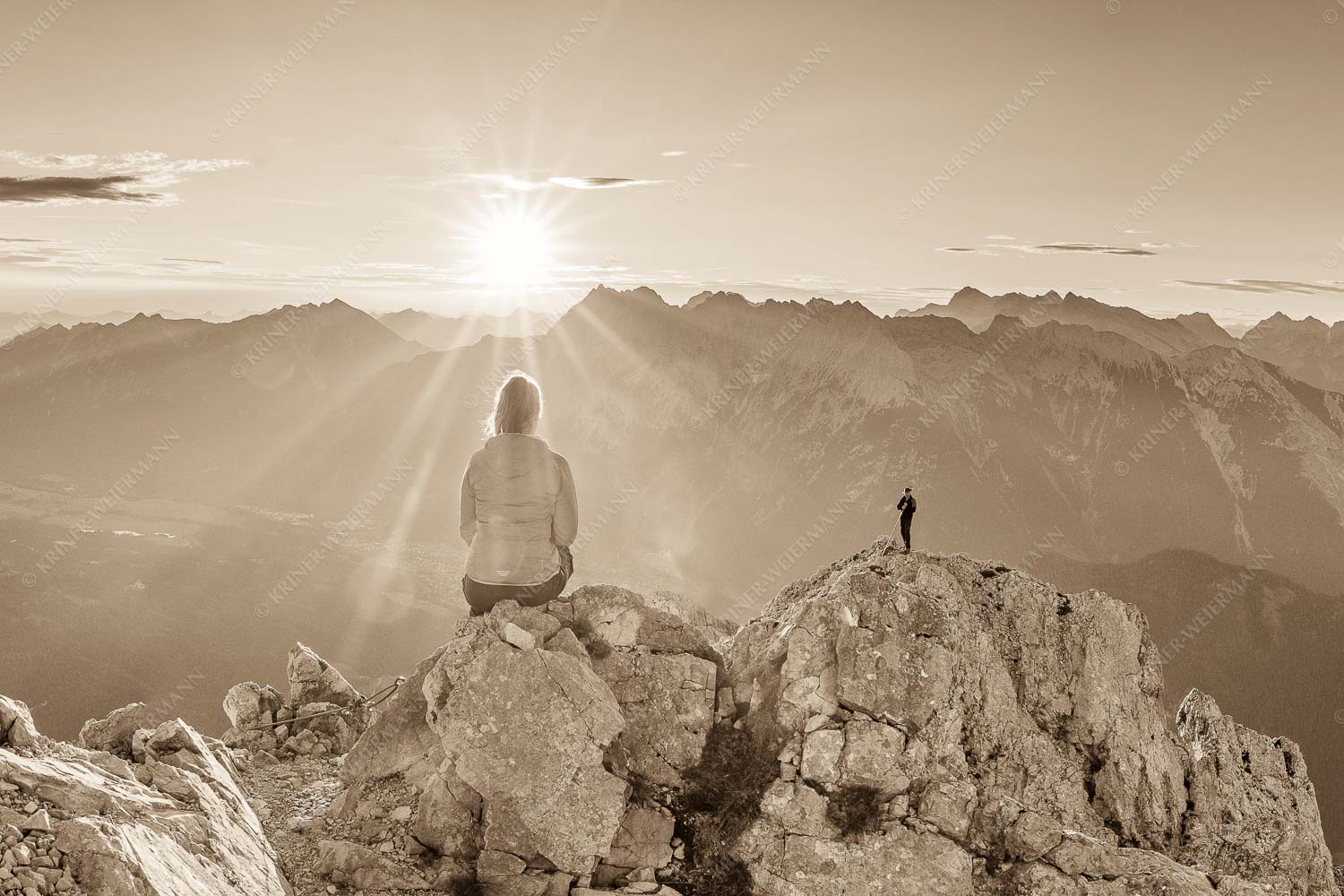 Sonnenanbeter – Seitenverhältnis 3:2 — Bergsteiger auf der Wettersteinspitze Blick übers Obere Isartal in den Sonnenaufgang im Karwendel