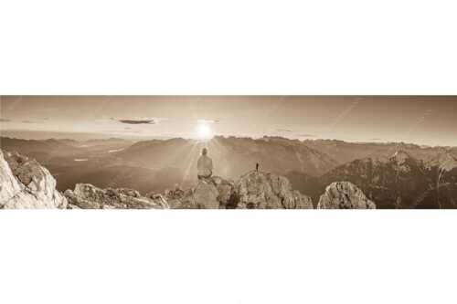Blick übers Obere Isartal in den Sonnenaufgang im Karwendel - Sonnenanbeter - Seitenverhältnis 4:1 - Bergsteiger auf der Wettersteinspitze - weitere Infos unter https://www.kriner-weiermann.de