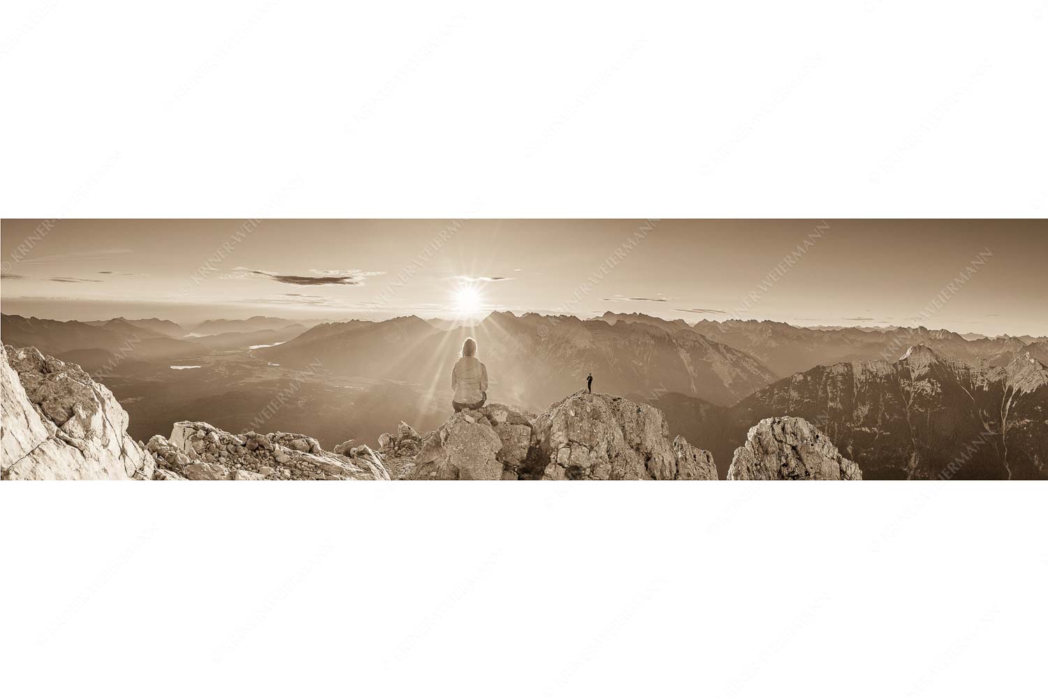 Sonnenanbeter – Seitenverhältnis 4:1 — Bergsteiger auf der Wettersteinspitze Blick übers Obere Isartal in den Sonnenaufgang im Karwendel