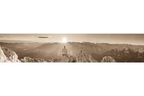 Blick übers Obere Isartal in den Sonnenaufgang im Karwendel - Sonnenanbeter - Seitenverhältnis 5:1 - Bergsteiger auf der Wettersteinspitze - weitere Infos unter https://www.kriner-weiermann.de