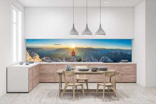 Blick übers Obere Isartal in den Sonnenaufgang im Karwendel - Sonnenanbeter - Größe ca. 400x100cm, Seitenverhältnis 4:1 - Bergsteiger auf der Wettersteinspitze - weitere Infos unter https://www.kriner-weiermann.de