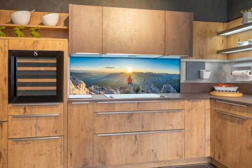 Blick übers Obere Isartal in den Sonnenaufgang im Karwendel - Sonnenanbeter - Größe ca. 180x60cm, Seitenverhältnis 3:1 - Bergsteiger auf der Wettersteinspitze - weitere Infos unter https://www.kriner-weiermann.de