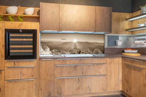Blick übers Obere Isartal in den Sonnenaufgang im Karwendel - Sonnenanbeter - Größe ca. 180x60cm, Seitenverhältnis 3:1 - Bergsteiger auf der Wettersteinspitze - weitere Infos unter https://www.kriner-weiermann.de