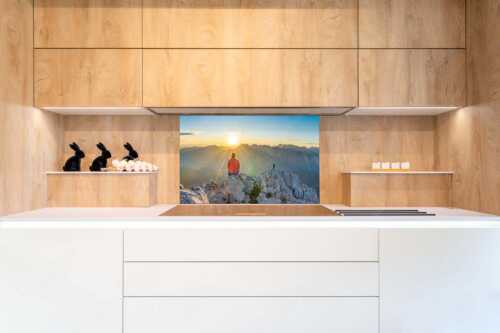 Blick übers Obere Isartal in den Sonnenaufgang im Karwendel - Sonnenanbeter - Größe ca. 90x60cm, Seitenverhältnis 3:2 - Bergsteiger auf der Wettersteinspitze - weitere Infos unter https://www.kriner-weiermann.de