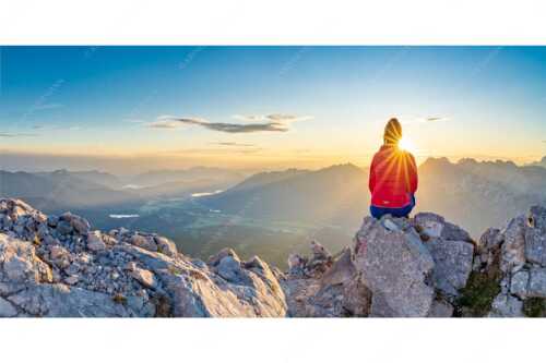 Blick übers Obere Isartal in den Sonnenaufgang - Sonnenanbeterin - Seitenverhältnis 2:1 - Bergsteigerin auf Wettersteinspitze - weitere Infos unter https://www.kriner-weiermann.de