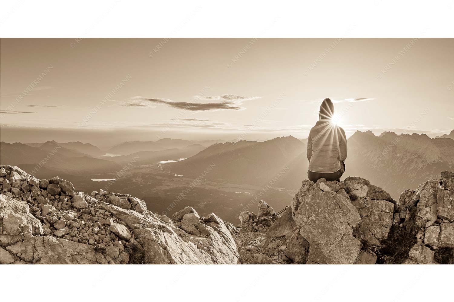 Sonnenanbeterin – Seitenverhältnis 2:1 — Bergsteigerin auf Wettersteinspitze Blick übers Obere Isartal in den Sonnenaufgang