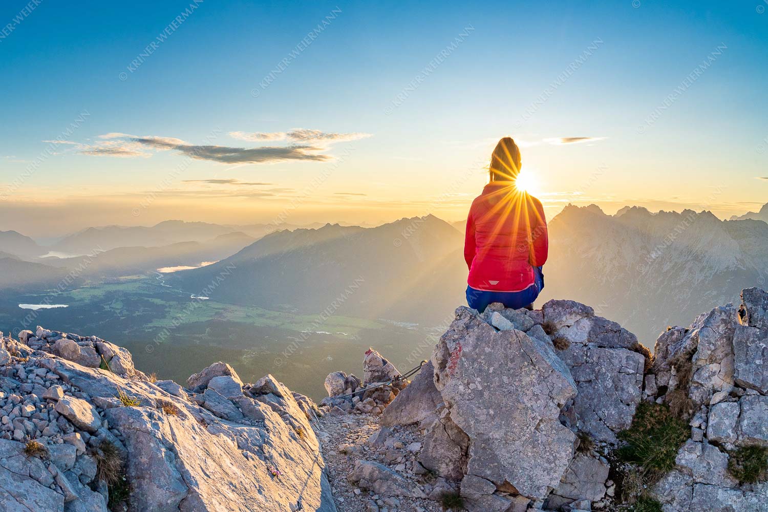 Blick übers Obere Isartal in den Sonnenaufgang