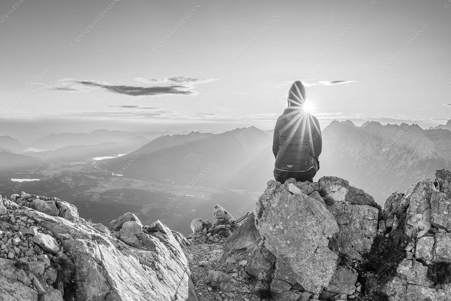 Sonnenanbeterin – Seitenverhältnis 3:2 — Bergsteigerin auf Wettersteinspitze Blick übers Obere Isartal in den Sonnenaufgang