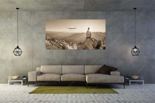 Blick übers Obere Isartal in den Sonnenaufgang - Sonnenanbeterin - Größe ca. 200x100cm, Seitenverhältnis 2:1 - Bergsteigerin auf Wettersteinspitze - weitere Infos unter https://www.kriner-weiermann.de