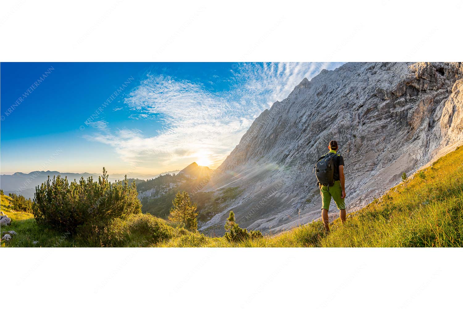Wanderer am Kämitor mit Blick zum Sonnenaufgang im Wettersteingebirge - Sonnenaufgang am Zirbelkopf - Seitenverhältnis 2,5:1 - Wandern im Wettersteingebirge - weitere Infos unter https://www.kriner-weiermann.de