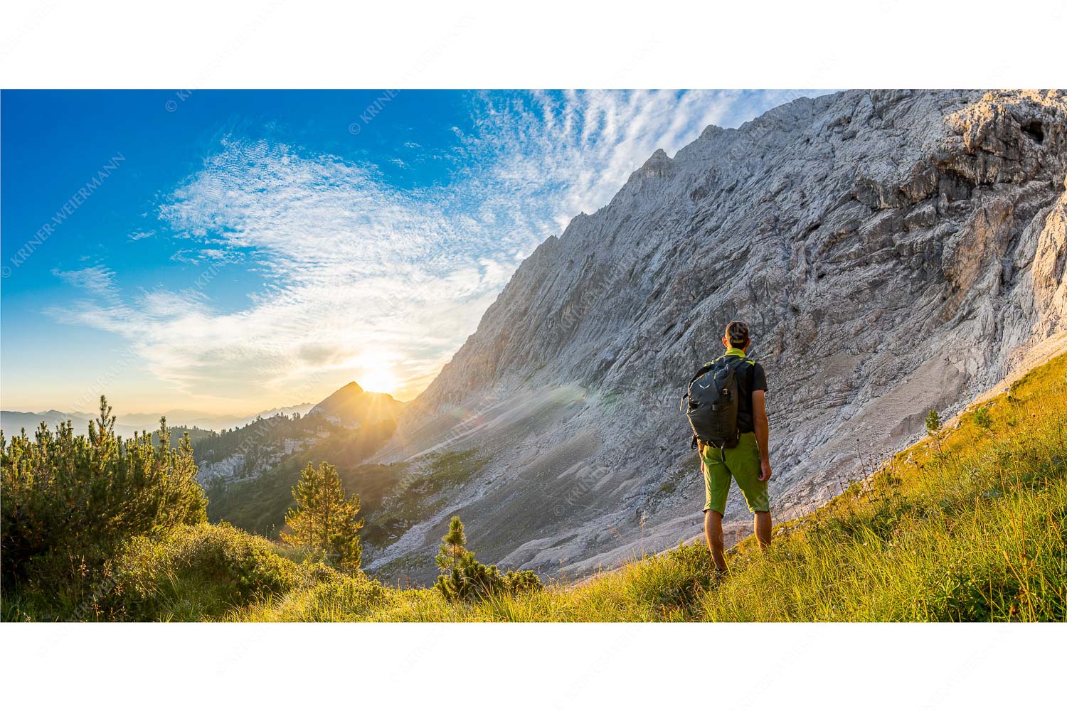Sonnenaufgang am Zirbelkopf – Seitenverhältnis 2:1 — Wandern im Wettersteingebirge Wanderer am Kämitor mit Blick zum Sonnenaufgang im Wettersteingebirge
