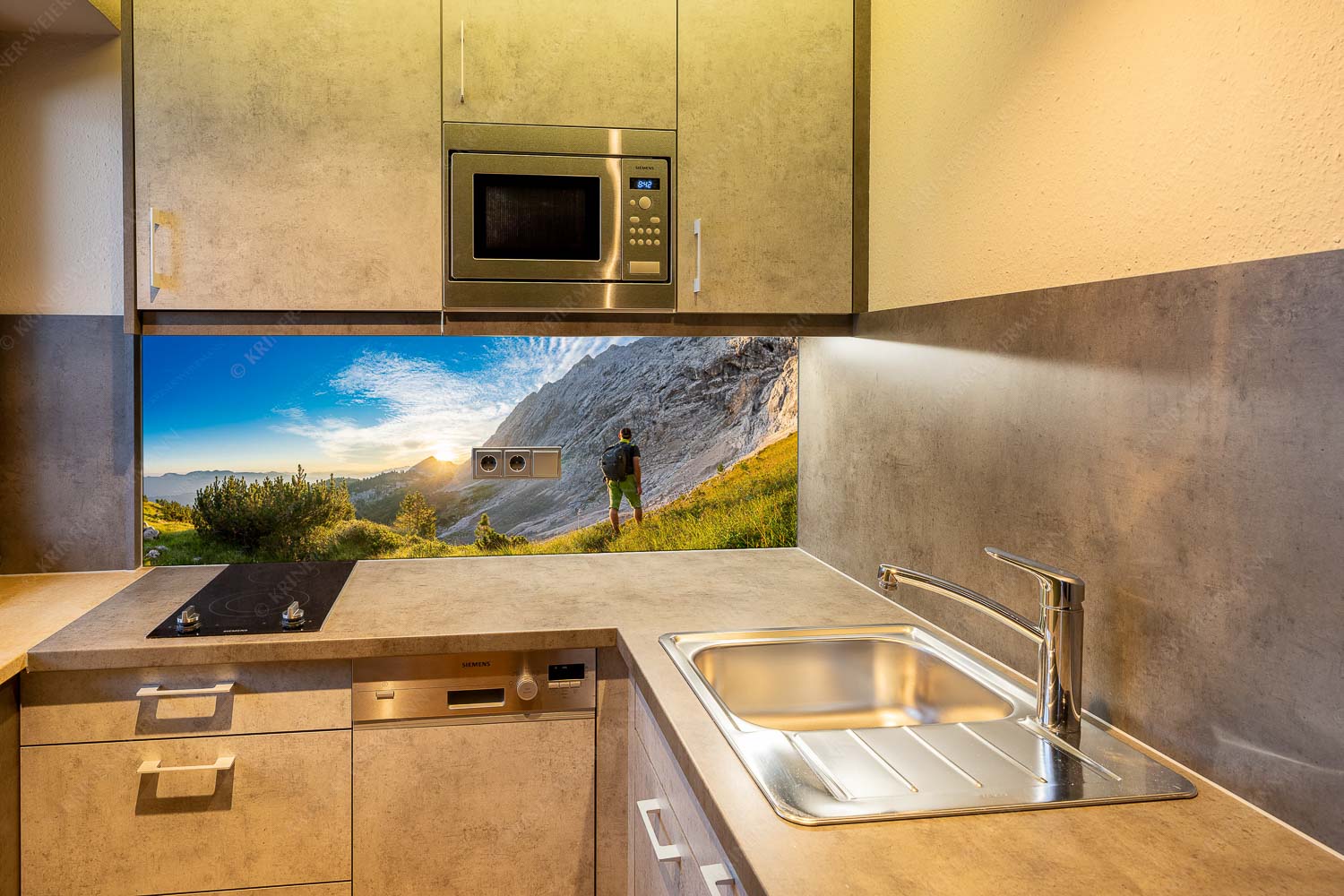 Sonnenaufgang am Zirbelkopf – Größe ca. 150x60cm, Seitenverhältnis 2,5:1 — Wandern im Wettersteingebirge Wanderer am Kämitor mit Blick zum Sonnenaufgang im Wettersteingebirge - Sonnenaufgang am Zirbelkopf - Größe ca. 150x60cm, Seitenverhältnis 2,5:1 - Wandern im Wettersteingebirge - weitere Infos unter https://www.kriner-weiermann.de