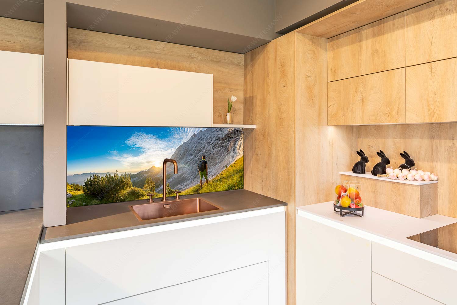 Sonnenaufgang am Zirbelkopf – Größe ca. 150x60cm, Seitenverhältnis 2,5:1 — Wandern im Wettersteingebirge Wanderer am Kämitor mit Blick zum Sonnenaufgang im Wettersteingebirge - Sonnenaufgang am Zirbelkopf - Größe ca. 150x60cm, Seitenverhältnis 2,5:1 - Wandern im Wettersteingebirge - weitere Infos unter https://www.kriner-weiermann.de