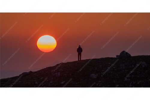 Glutrot geht die Sonne an diesem herrlichen Frühlingsmorgen über dem Estergebirgen auf - Sonnenaufgang - Seitenverhältnis 2:1 - Morgenstimmung im Wetterstein - weitere Infos unter https://www.kriner-weiermann.de